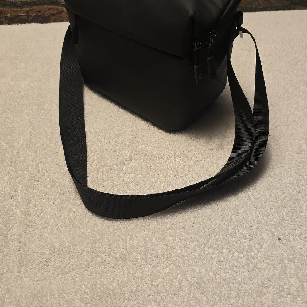Tamrac Velocity 7 Sholder Bag with 2 extra lens/accessories side cases.